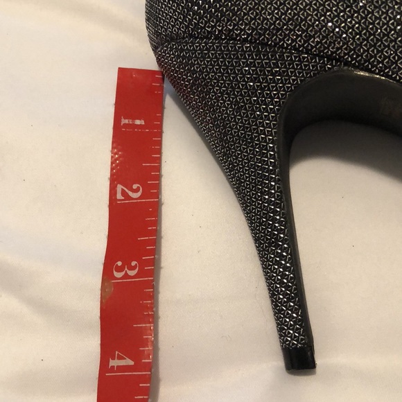 🎉5/$15🎉 ✨HP✨ FERGALICIOUS BY FERGIE ROCKIN’ BLACK PEEP HOLE PUMPS (39) - Picture 13 of 13